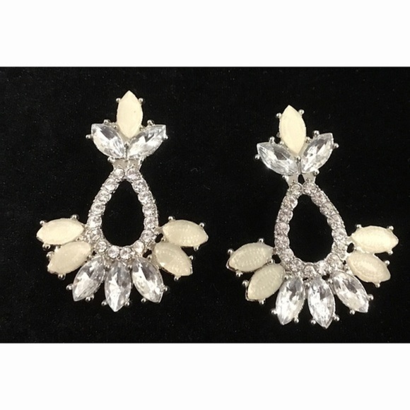 Jewelry - DANGLING Earrings